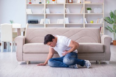 Midesi bulanan ve kusan bir adam.