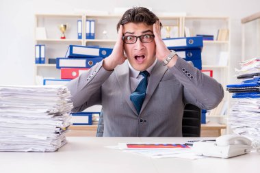 İşadamı evrak işleriyle meşgul.