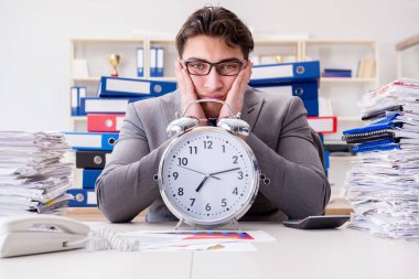 İş adamı aşırı çalışma nedeniyle teslim tarihini kaçırıyor