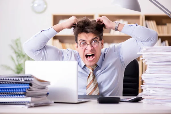 Ofiste çalışan komik muhasebeci.