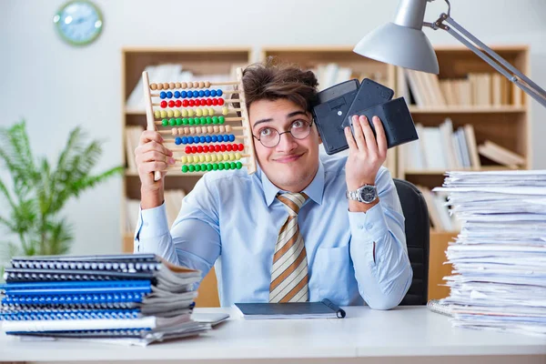 Ofiste çalışan komik muhasebeci.