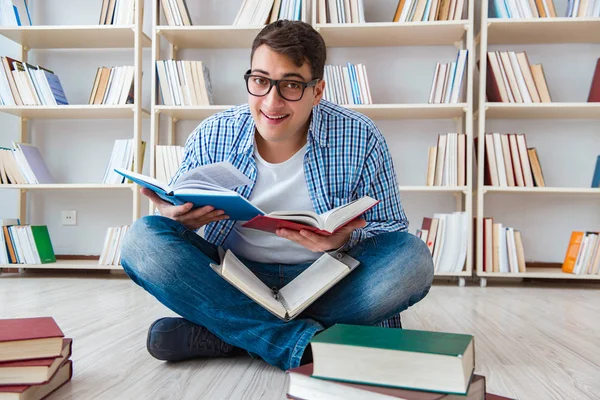 Jovem estudante estudando com livros — Fotografia de Stock