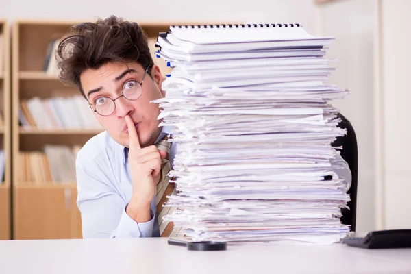 Verrückter Geschäftsmann mit Papierstapeln — Stockfoto