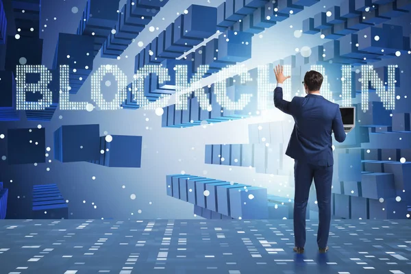 Engelleme zinciri kripto para birimi kavramında iş adamı