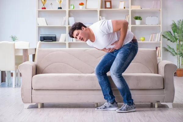 Midesi bulanan ve kusan bir adam.