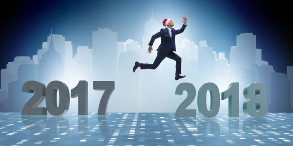 Бізнесмен у капелюсі Санта стрибає з 2017 по 2018 рік — стокове фото