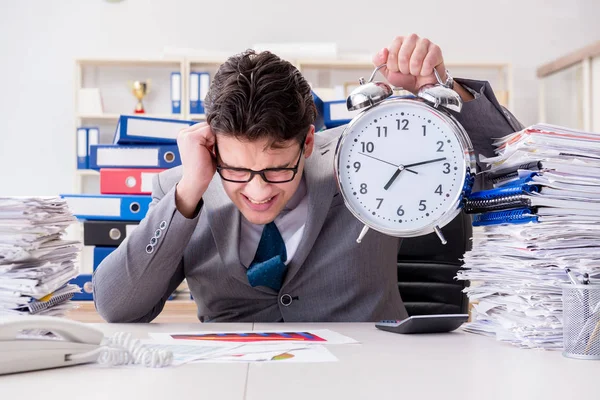 Zakenman mist deadlines als gevolg van buitensporig werk — Stockfoto
