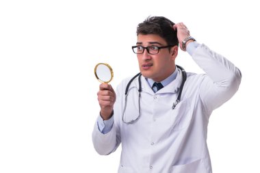 Elinde büyüteç olan genç bir erkek doktor.