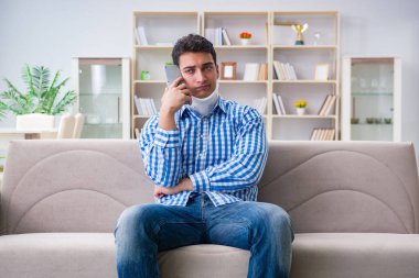 Boynunda boyun desteği olan boyun travması olan bir adam.