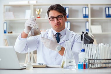 Genç araştırmacı bilim adamı bir su testi kirliliği araştırması yapıyor.