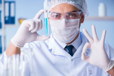 Bir laboratuarda deney yapan kadın bir bilim adamı.