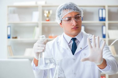 Genç araştırmacı bilim adamı bir su testi kirliliği araştırması yapıyor.