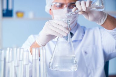 Bir laboratuarda deney yapan kadın bir bilim adamı.