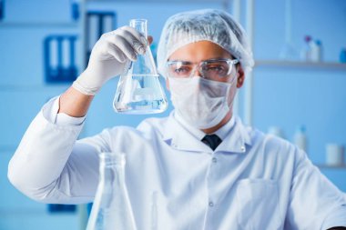 Bir laboratuarda deney yapan kadın bir bilim adamı.