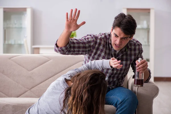 Huiselijk geweld concept in een familieruzie met dronken alcoho — Stockfoto