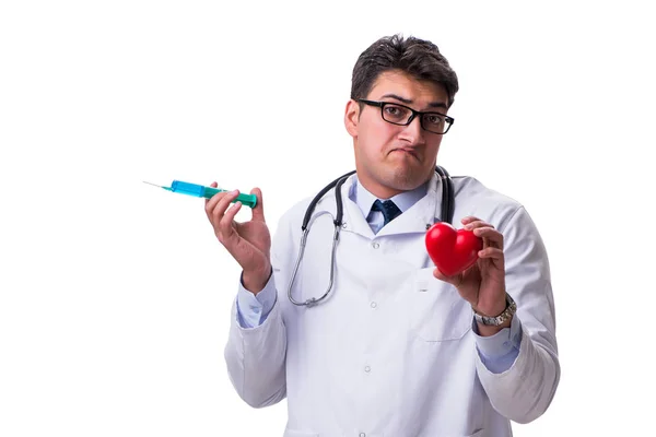 Joven médico cardiólogo masculino sosteniendo un corazón aislado en blanco — Foto de Stock