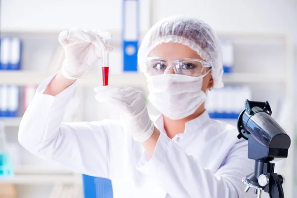 Pesquisadora cientista conduzindo uma experiência em um labora — Fotografia de Stock