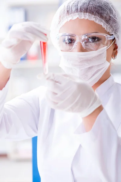 Pesquisadora cientista conduzindo uma experiência em um labora — Fotografia de Stock