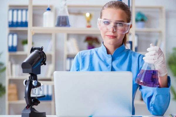 Investigadora científica que realiza un experimento en un labora — Foto de Stock