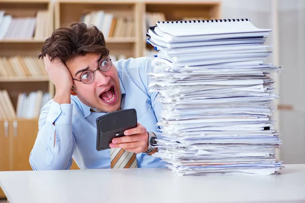 Ofiste çalışan komik muhasebeci.