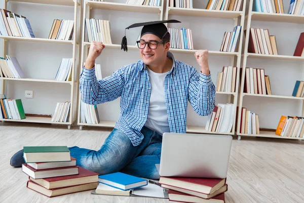 Genç öğrenci kitaplarla çalışıyor.