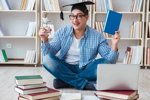 Genç öğrenci kitaplarla çalışıyor.