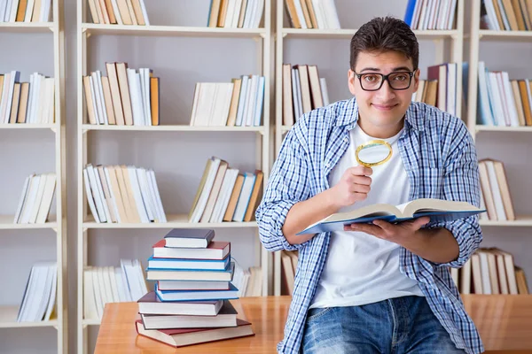 Junge Studentin bereitet sich mit Büchern auf Prüfungen vor — Stockfoto