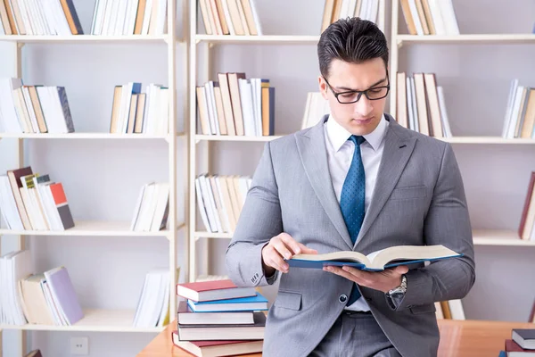 Студент бізнес-права, який працює над навчанням у бібліотеці — стокове фото