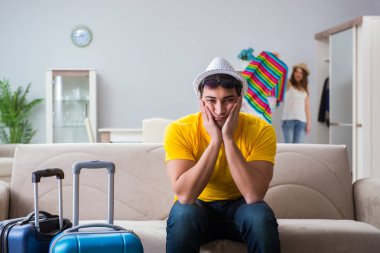 Genç bir aile seyahat için hazırlanıyor.