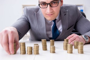 Ticari büyüme kavramında altın sikkeleri olan bir işadamı