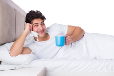 Yatakta uykusuzluk çeken bir adam.