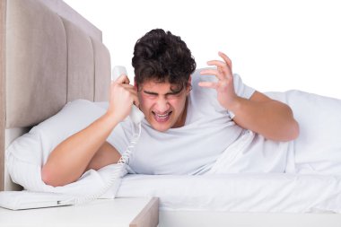 Yatakta uykusuzluk çeken bir adam.