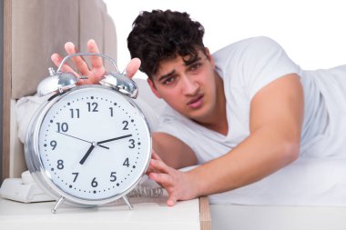 Yatakta uykusuzluk çeken bir adam.