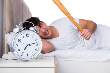 Yatakta uykusuzluk çeken bir adam.