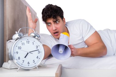 Yatakta uykusuzluk çeken bir adam.