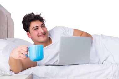 Yatakta uykusuzluk çeken bir adam.