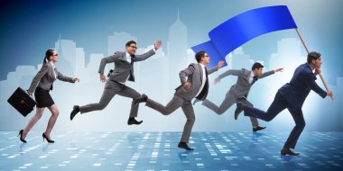 Ticari konseptte çalışan boş pankartlı bir işadamı