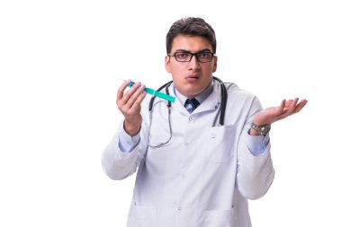 Beyaz arka planda bir şırıngası olan genç bir erkek doktor.