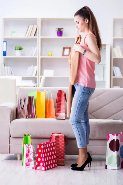 Jovem mulher depois de fazer compras com sacos — Fotografia de Stock