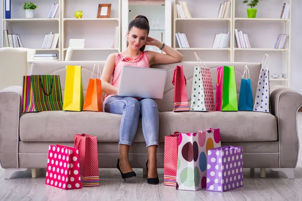 Jovem mulher depois de fazer compras com sacos — Fotografia de Stock