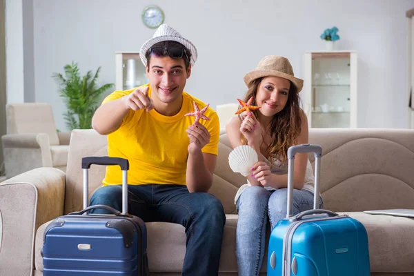 Genç bir aile seyahat için hazırlanıyor.