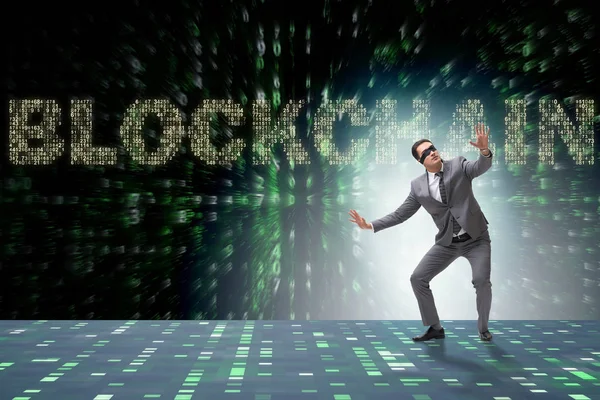 Engelleme zinciri kripto para birimi kavramında iş adamı