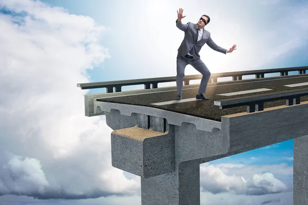壊れた橋で不確実性の概念のビジネスマン — ストック写真
