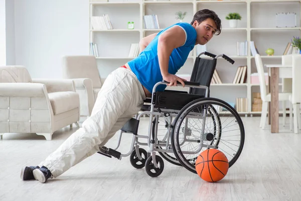 Mladý basketbalista na invalidním vozíku zotavuje ze zranění — Stock fotografie