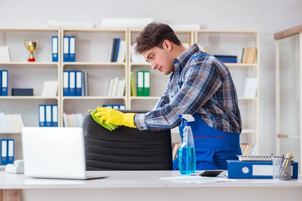 Mannelijke schoonmaker werkt in het kantoor — Stockfoto