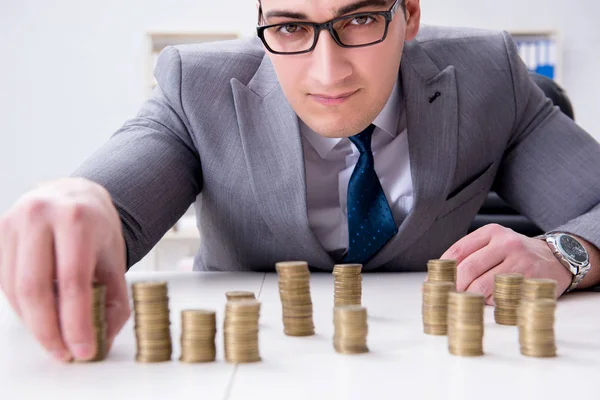 Ticari büyüme kavramında altın sikkeleri olan bir işadamı