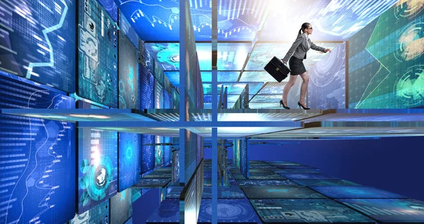 Veri yönetimi kavramında yürüyen iş kadını