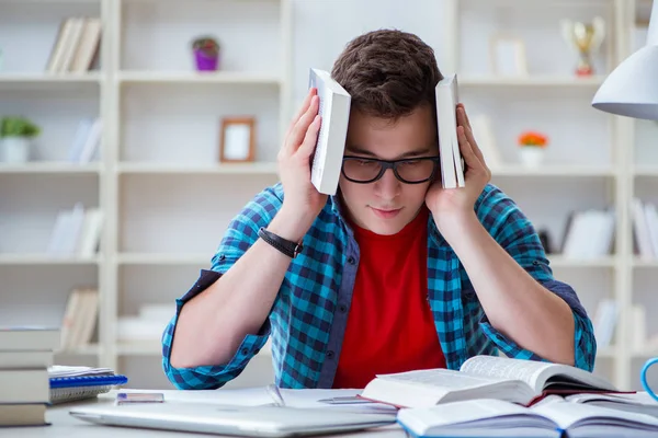 Giovane adolescente che si prepara per gli esami che studiano in una scrivania al chiuso — Foto Stock