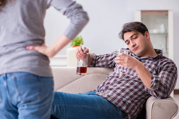 Genç bir aile kavramında içki sorunu yaşayan sarhoş bir koca.