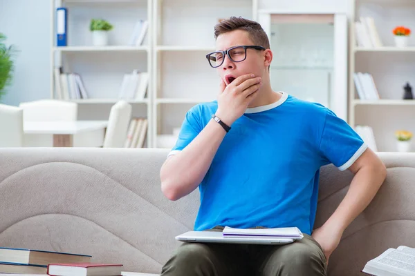 Ung student förbereder sig för tentor studera hemma i en soffa — Stockfoto